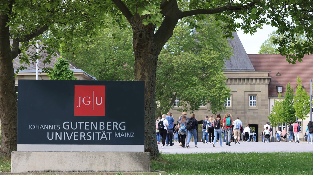 Entrance sign of the Johannes Gutenberg University Mainz campus.